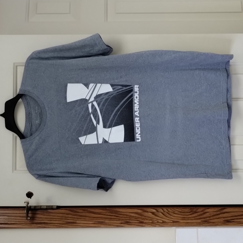 Men's Under Armour gray shirt